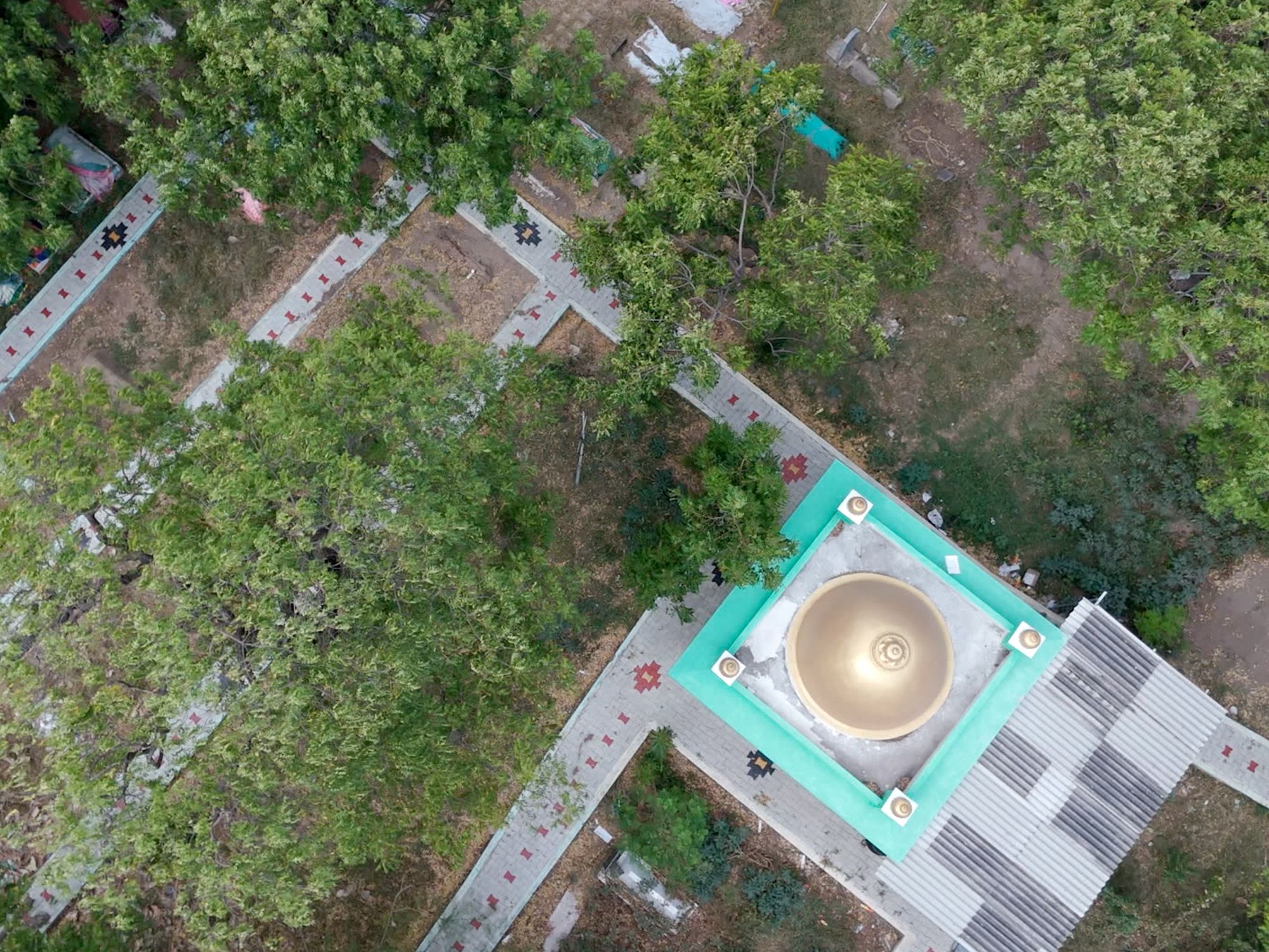 Behind the Nagore Dargah lies its cemetery.